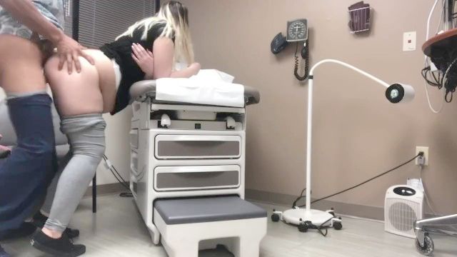 Arzt lässt sich von Patientinnen blasen